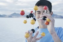 Хлопчик-підліток тримає молекулярну структуру — стокове фото