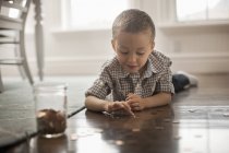 Junge spielt mit Münzen — Stockfoto