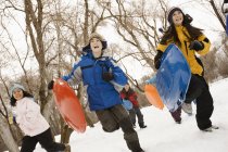 Niños corriendo por la nieve - foto de stock