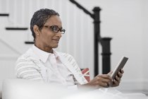 Woman using a digital tablet. — Stock Photo