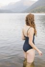 Frau im schwarzen Badeanzug — Stockfoto
