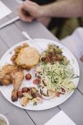Еда на тарелке на вечеринке в саду — стоковое фото