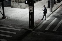 Homem de negócios em uma rua de cidade — Fotografia de Stock
