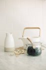 Panela de chá, jarro e um jarro de vidro — Fotografia de Stock