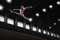 Femme gymnaste effectuer sur faisceau — Photo de stock