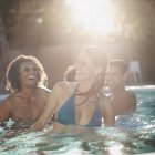 Amici in piscina — Foto stock