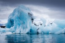 Льодовикове озеро на чолі льодовика — стокове фото