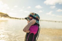 Criança de fato de mergulho e chapéu de sol — Fotografia de Stock