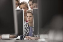 Studenti in una classe di computer — Foto stock