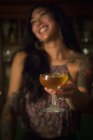 Donna che tiene un bicchiere da cocktail — Foto stock