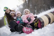 Kinder auf dem Schlitten im Schnee. — Stockfoto