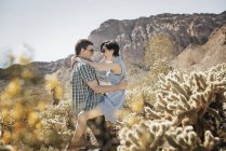 Man and woman in a desert landscape. — Stock Photo