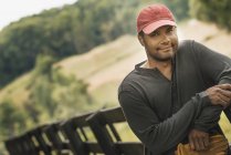 Молодий чоловік з бейсбольною кепкою — стокове фото