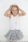Jeune fille portant une tiare — Photo de stock