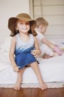 Fille portant une robe et un chapeau disquette — Photo de stock