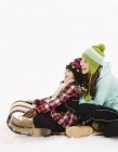 Bambini seduti su una slitta — Foto stock