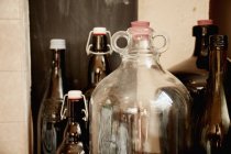 Étagère de bouteilles et pots — Photo de stock