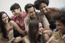 Seis jóvenes riendo . - foto de stock