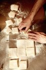 Boulanger travaillant sur une surface farinée — Photo de stock