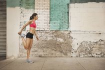 Mulher se preparando para correr — Fotografia de Stock