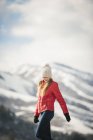 Junges Mädchen im roten Mantel im Winter. — Stockfoto