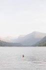 Mujer nadando en el lago . - foto de stock