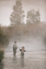 Paar beim Fliegenfischen in einem Fluss. — Stockfoto