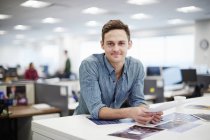 Man smiling and leaning forward — Stock Photo