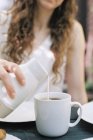 Donna versando latte — Foto stock