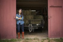 Frau auf einem traditionellen Bauernhof auf dem Land — Stockfoto