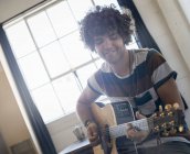 Junger Mann spielt Gitarre. — Stockfoto