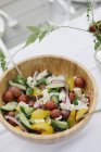 Tigela de salada em uma mesa — Fotografia de Stock