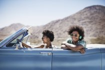 Couple in a pale blue convertible — Stock Photo
