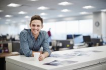 Man smiling and leaning forward — Stock Photo