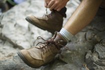 Homem tirando as botas — Fotografia de Stock
