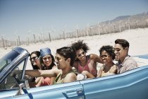 Amici in una cabriolet blu pallido — Foto stock