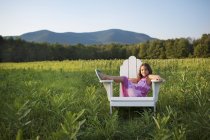 Молода дівчина сидить у кріслі — стокове фото