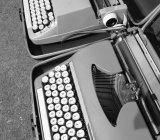 Duas máquinas de escrever em uma banca de mercado — Fotografia de Stock