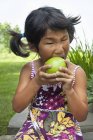 Enfant mâchant une grosse pomme — Photo de stock