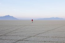 Homem na playa plana, panela de sal — Fotografia de Stock
