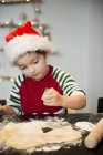 Chico haciendo galletas de Navidad - foto de stock