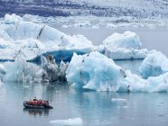 Туристы на Ледниковом озере — стоковое фото