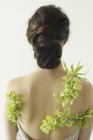 Жінка з зеленими квітами — стокове фото