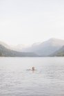 Женщина купается в озере . — стоковое фото