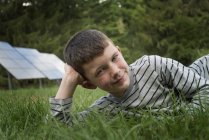Хлопчик лежить на траві — стокове фото