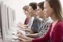 Studenti in una classe di computer — Foto stock