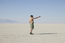 Uomo che punta pistola a mano — Foto stock