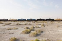 Trilha de trem que atravessa o deserto — Fotografia de Stock