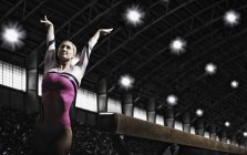 Femme gymnaste avec ses bras levés — Photo de stock