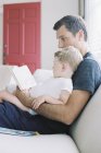 Uomo con figlio che legge una storia . — Foto stock